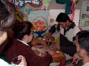 Nagla et Reda assemblent une lampe